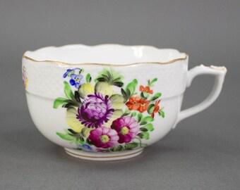 Taza de té Herend Hungary pintada a mano con motivos florales y detalles dorados