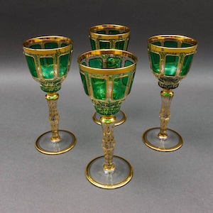 Juego de 4 copas de vino de 8 1/4" con panel dorado en verde esmeralda y estilo bohemio de Moser