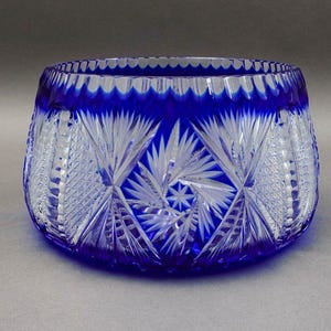 Cuenco redondo de cristal azul cobalto tallado a transparente estilo bohemio checo