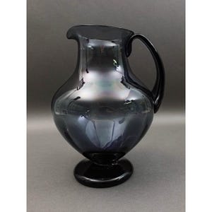 Può includere: Un set di tre tazze in ceramica con finitura maculata e opaca. Le tazze sono nei toni crema, grigio chiaro e grigio scuro. Ogni tazza ha un design semplice e minimalista, perfetto per caffè o tè.