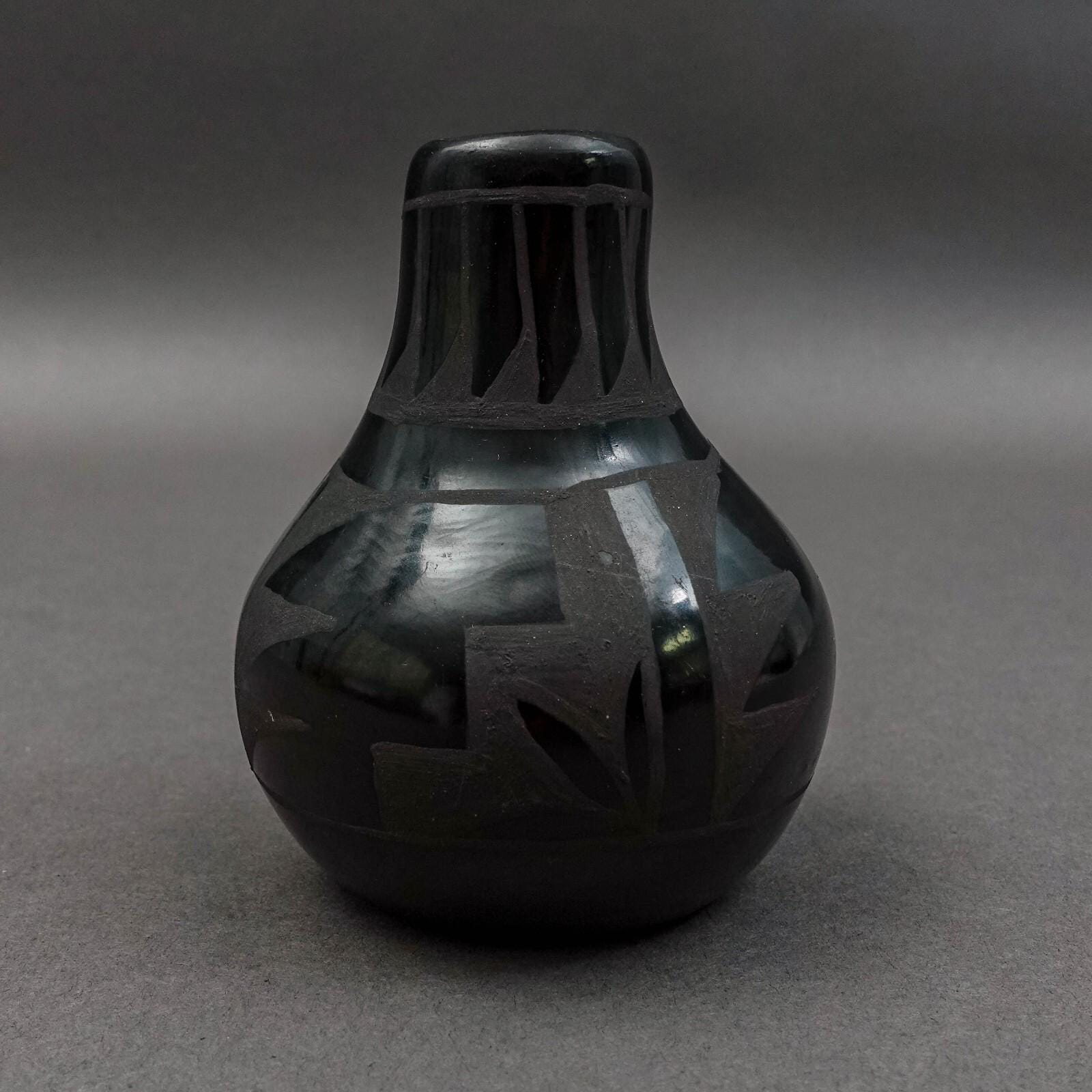 ベルア・スアゾ サンタクララ・プエブロ サイン入り 黒陶器 小型花瓶 3