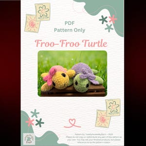 Pode incluir: Um padrão PDF para crochetar um par de tartarugas fofas e coloridas. O padrão se chama "Froo-Froo Turtle" e é de TotallyHookedbyRach. A imagem mostra duas tartarugas crochetadas, uma amarela e uma verde, com laços rosa e roxo.