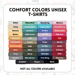 Peut inclure: Pr&eacute;sentation de t-shirts unisexes Comfort Colors pli&eacute;s, dans diverses couleurs, dont blanc, bleu, rose et vert. L'image pr&eacute;sente un nuancier avec des noms tels que "Chambray", "Blossom" et "Midnight". Le texte "Comfort Colors Unisex T-Shirts" est en haut.