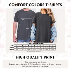 Peut inclure: Image de T-shirts Comfort Colors. L'image comprend un tableau des tailles avec des mesures en pouces pour les tailles unisexes adultes. Le tableau indique les tailles S &agrave; 4XL, avec les mesures de largeur et de longueur. Le texte "HIGH QUALITY PRINT" est &eacute;galement visible.