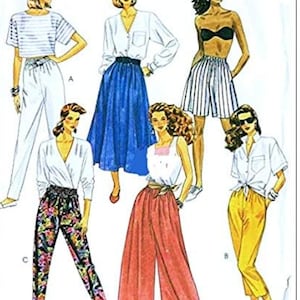 Puede incluir: Un patrón de costura con cinco estilos diferentes de pantalones y faldas. El patrón incluye una blusa blanca recortada, una blusa blanca de manga larga, una blusa blanca sin mangas, una camisa blanca abotonada y un top bandeau negro.