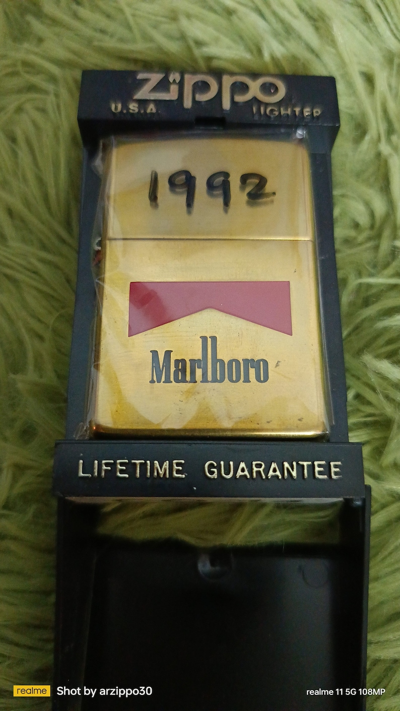 Briquet Zippo Marlboro Promotionnel 1997 - Laiton Poli Haute Brillance - Non Allumé (Unfired) - Neuf Rare