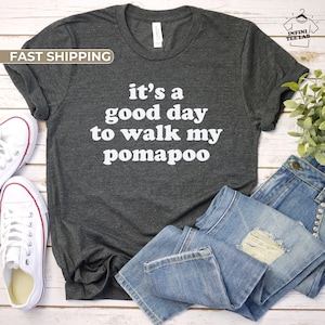 Pode incluir: Uma camiseta cinza escura com texto branco que diz "it's a good day to walk my pomapoo".