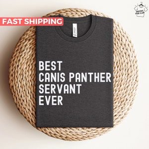 Puede incluir: Una camiseta gris oscuro con el texto "BEST CANIS PANTHER SERVANT EVER" impreso en blanco.