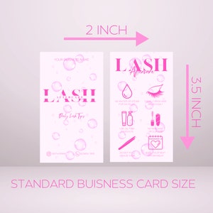 Pu&ograve; includere: Un biglietto da visita rosa e bianco con il testo "LASH Aftercare" e consigli quotidiani per le ciglia. Il biglietto misura 5,1 cm di larghezza e 8,9 cm di altezza.