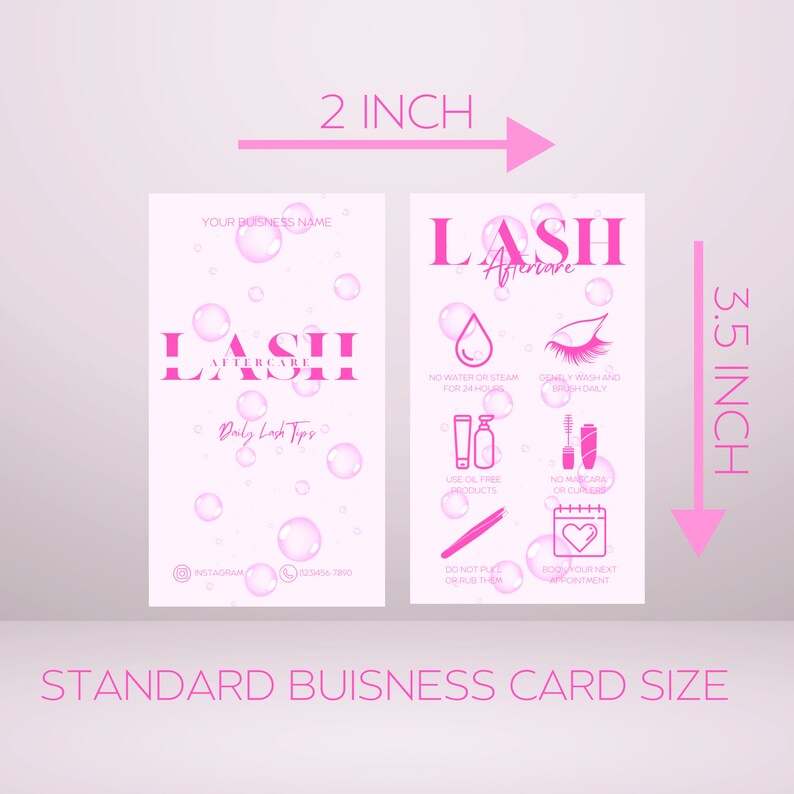 Pu&ograve; includere: Un biglietto da visita rosa e bianco con il testo "LASH Aftercare" e consigli quotidiani per le ciglia. Il biglietto misura 5,1 cm di larghezza e 8,9 cm di altezza.