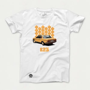 Puede incluir: Camiseta blanca con una ilustración de un coche amarillo y un patrón geométrico en naranja. El texto "123" está impreso debajo del coche.