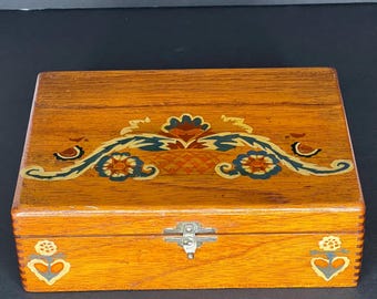 Caja de madera vintage pintada a mano: almacenamiento de baratijas con tapa de arte popular