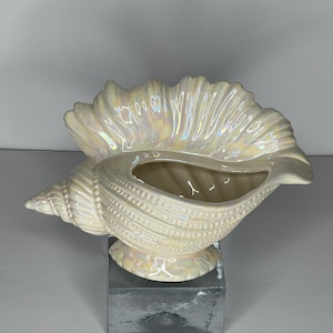Vintage Sea Shell Conch Shell Planter Vase Iridescent Ceramic Creme White Shiny Coastal Home Decor Plant Pot Flower Pot Coastal Home
