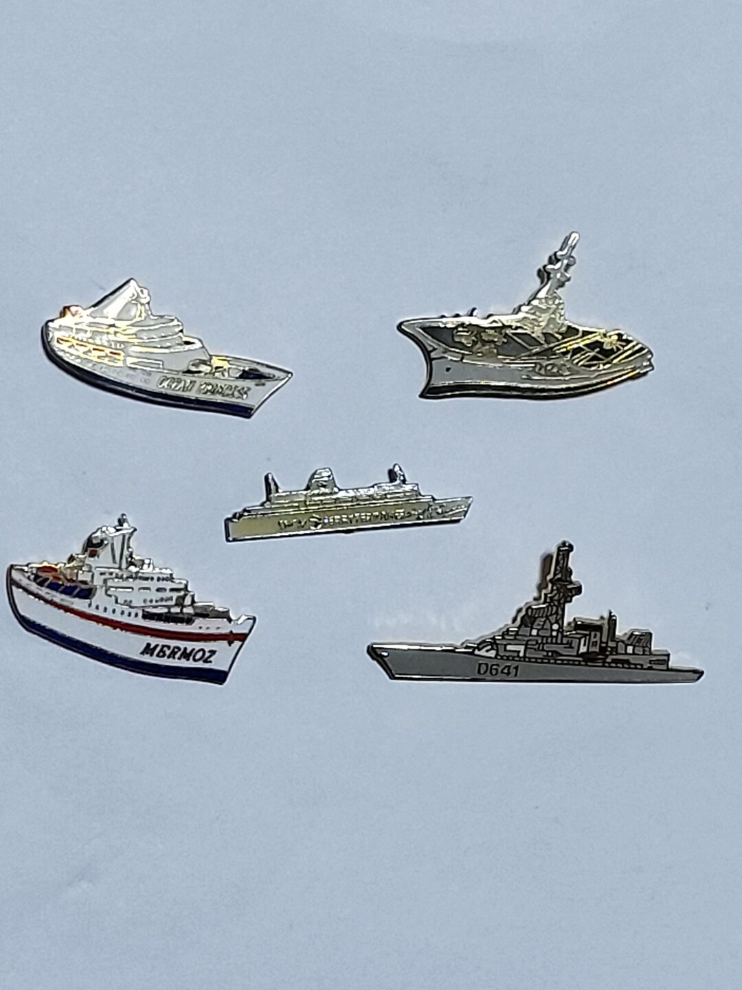 5 Vintage Pins With Watercraft - Etsy