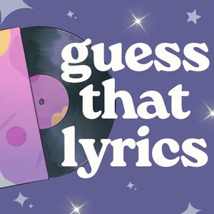 以下が含まれることがあります： 紫色のスリーブに入ったレコードのイラストで、白い文字で「guess that lyrics」と書かれています。背景は濃い紫で、白いスターバーストと星が描かれています。レコードは黒で、紫色のレーベルが付いています。