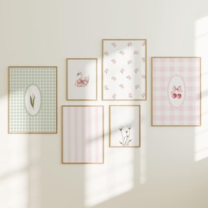 Könnte beinhalten: Ein Set aus sechs gerahmten Drucken mit einem rosa-grünen Gingham-Muster, einem Blumenmuster, einem Streifenmuster, einem Schwan mit Schleife, einer Kirsche mit Schleife und einem Blumenzweig. Die Rahmen sind alle aus Holz und haben eine natürliche Oberfläche.
