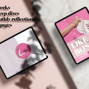 Peut inclure: Deux tablettes numériques affichant des graphiques roses et blancs. L'une affiche le texte « LIKE A BOSS » et « Embrace Your Inner Leader ». L'autre affiche « MONTHLY REFLECTION ». Le texte sur l'image indique : « 4 semaines, 4 plongées en profondeur, réflexions mensuelles, 47 pages ».