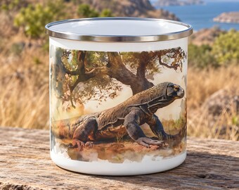 Puede incluir: Una taza de esmalte blanco con un borde de metal plateado. El exterior presenta una ilustración detallada a todo color de un dragón de Komodo sobre un terreno rocoso bajo un árbol, representada en un estilo pictórico con tonos tierra marrones y verdes.