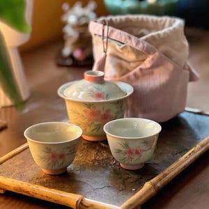 Porcelain Gaiwan Tea Set with Gift Bag – Hand-Painted Lidded Bowl & Matching Cups – Elegant Chinese Gongfu Tea Set for Travel or Home Use