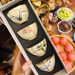 Florale Keramik Grifflose Teetassen 4er Set - Handbemalte Teetassen im japanischen Stil - 80ml Keramik Gongfu-Teetassen mit Geschenkbox