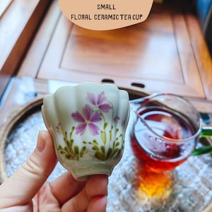 Hand-Painted Floral Scalloped Ceramic Teacup – Small Chinese Gongfu Tea Cup – Glazed Porcelain Vintage-Style Teaware for Oolong, Green Tea