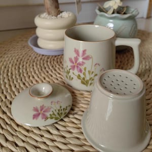 Taza de té de cerámica con flores rosas asiáticas con tapa y colador / Taza de café floral de cerámica hecha a mano para la oficina o el hogar