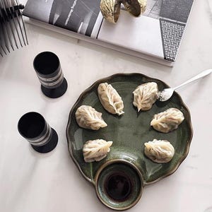 Plato de cerámica para dumplings con salsa: Bandeja asiática para aperitivos con borde festoneado
