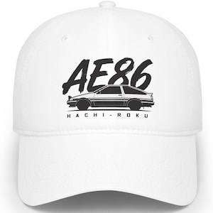 Puede incluir: Gorra de béisbol blanca con un gráfico de coche negro y el texto "AE86 HACHI-ROKU". La gorra tiene una visera curva y un diseño clásico de seis paneles. Un accesorio elegante para los entusiastas de los coches.