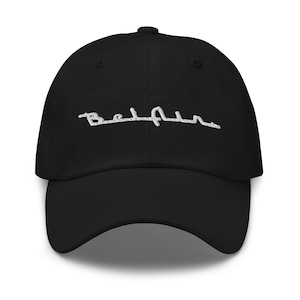 Può includere: Cappellino da baseball nero con la scritta "Belair" ricamata in bianco sul davanti. Il cappellino ha una visiera curva e un cinturino regolabile sul retro. Un accessorio classico e casual.