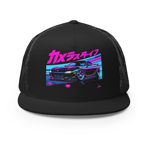 Könnte beinhalten: Schwarze Trucker-Cap mit einer Neon-Grafik eines Sportwagens und japanischem Text. Das Design verwendet Pink, Blau und Lila. Die Kappe hat eine Mesh-Rückseite und einen gebogenen Schirm.
