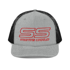 Peut inclure: Casquette de camionneur grise avec un dos en filet noir. Le devant affiche le texte rouge "SS MONTE CARLO". La casquette a une visière incurvée et une fermeture à pression.