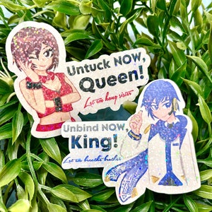 Puede incluir: Dos pegatinas brillantes con ilustraciones de estilo anime y texto. Una pegatina dice "Untuck NOW, Queen! Let em hang sister" con un personaje femenino. La otra dice "Unbind NOW, King! Let em breathe brother" con un personaje masculino.