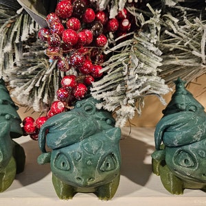 Enfeite de natal de Bulbasaur com chapéu de Papai Noel de <br> Entrega Rápida? Decoração de férias impressa em 3D