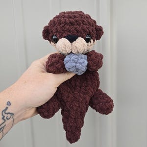 Doudou loutre câlin - fait main non rembourré - chenille loutre au crochet ESSA