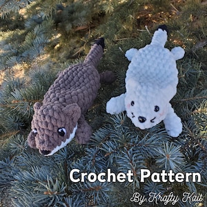 Puede incluir: Patrón de crochet para dos juguetes de peluche. Uno es una nutria gris y el otro es una foca blanca. El patrón es de Krafty Kait.