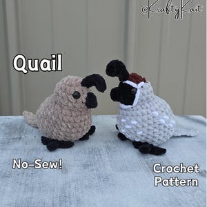 Op de afbeelding: Twee handgemaakte gehaakte kwartelbeeldjes. Eén is bruin, de andere is grijs met witte stippen. Beide hebben zwarte snavels, ogen en poten. De tekst "Quail", "No-Sew!" en "Crochet Pattern" is zichtbaar.
