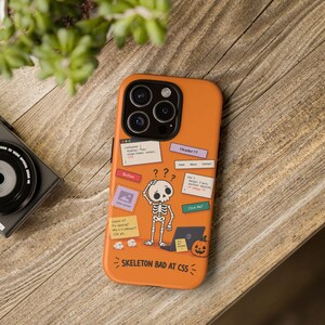 Skelett, dålig på CSS, telefonskal | Halloweenkodningshumor, orange iPhone-skal