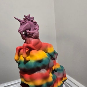 Torre de dados de unicornio arcoíris: majestuosa diversión con dados lanzados y nubes de colores