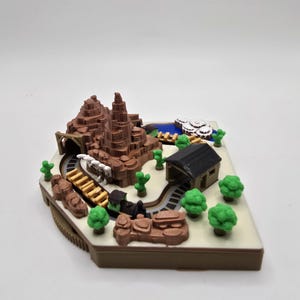 Big Thunder Mountain Inspired Mini Train Diorama – Hand Cranked Magnetic Train Display