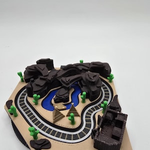 Diorama de tren de mini campamento en cañón de montaña / Tren cinético de manivela y canoa / Exhibición interactiva de escritorio / Miniatura impresa en 3D
