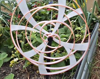 Wirujący spiralny Vortex Bloom – hipnotyczna sztuka ogrodowa