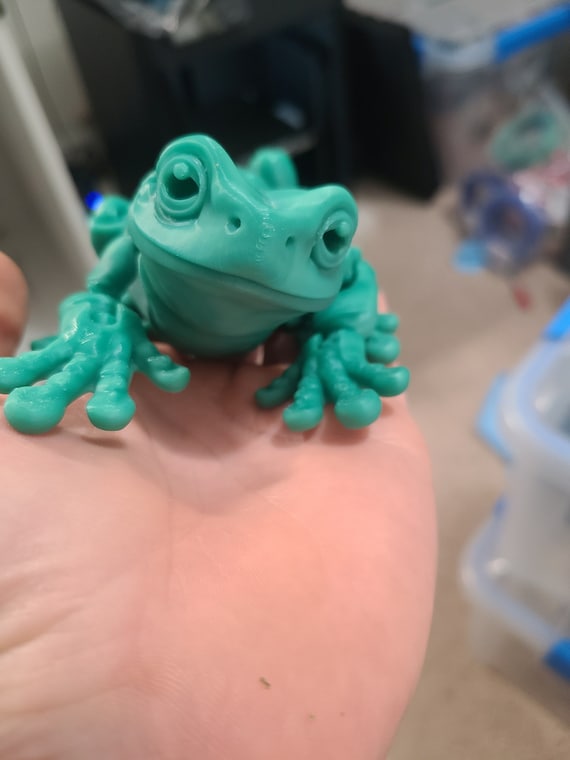 Chromafrog 3D Printed Color Changing Whites Tree Frog Action Figure