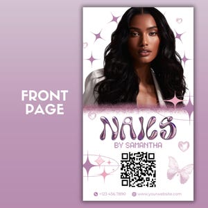 Puede incluir: Una tarjeta de visita blanca con un fondo de purpurina rosa y morado. El texto "Nails by Samantha" est&aacute; en una fuente rosa y morada. Un c&oacute;digo QR est&aacute; en el centro de la tarjeta. El n&uacute;mero de tel&eacute;fono +123 456 7890 y el sitio web www.yourwebsite.com est&aacute;n en la parte inferior de la tarjeta.
