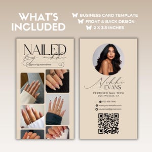 Op de afbeelding: Een visitekaartje sjabloon voor een nagelstyliste. De voorkant van de kaart toont een collage van gemanicuurde nagels en de tekst "NAILED by nikki @yourigusername". De achterkant van de kaart toont een foto van de nagelstyliste, haar naam, titel, contactgegevens en een QR-code.