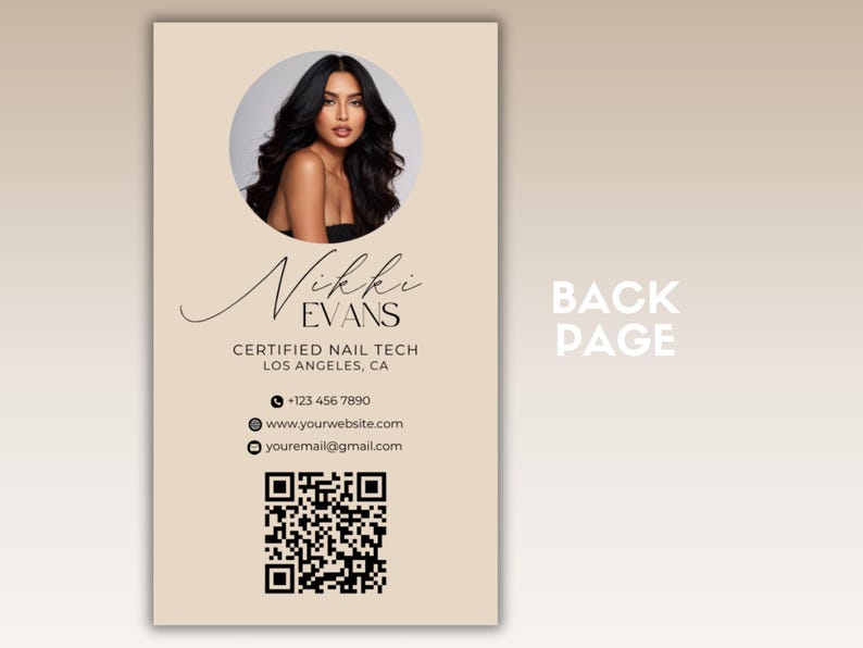 Op de afbeelding: Een visitekaartje met een beige achtergrond waarop een foto van een vrouw met lang zwart haar te zien is. De tekst op de kaart luidt "Nikki Evans, Certified Nail Tech, Los Angeles, CA" samen met een telefoonnummer, een websiteadres, een e-mailadres en een QR-code.