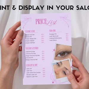 Pode incluir: Uma lista de pre&ccedil;os lavanda para servi&ccedil;os de sal&atilde;o, segurada por m&atilde;os. A lista inclui servi&ccedil;os de c&iacute;lios como Classic, Volume e Lash Lift & Tint. O texto "PRINT & DISPLAY IN YOUR SALON" est&aacute; no topo. Duas fotos de olhos est&atilde;o &agrave; direita.