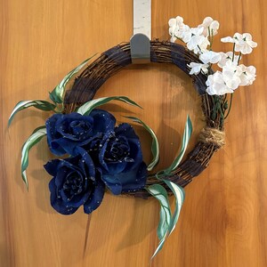 Zomerregenkrans / Zomerkrans / Wijnstokkrans met blauwe rozen met regendruppels, groen blad, witte bloemen, blauw lint