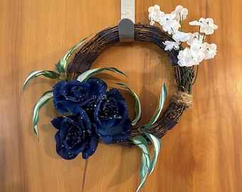 Zomerregenkrans / Zomerkrans / Wijnstokkrans met blauwe rozen met regendruppels, groen blad, witte bloemen, blauw lint