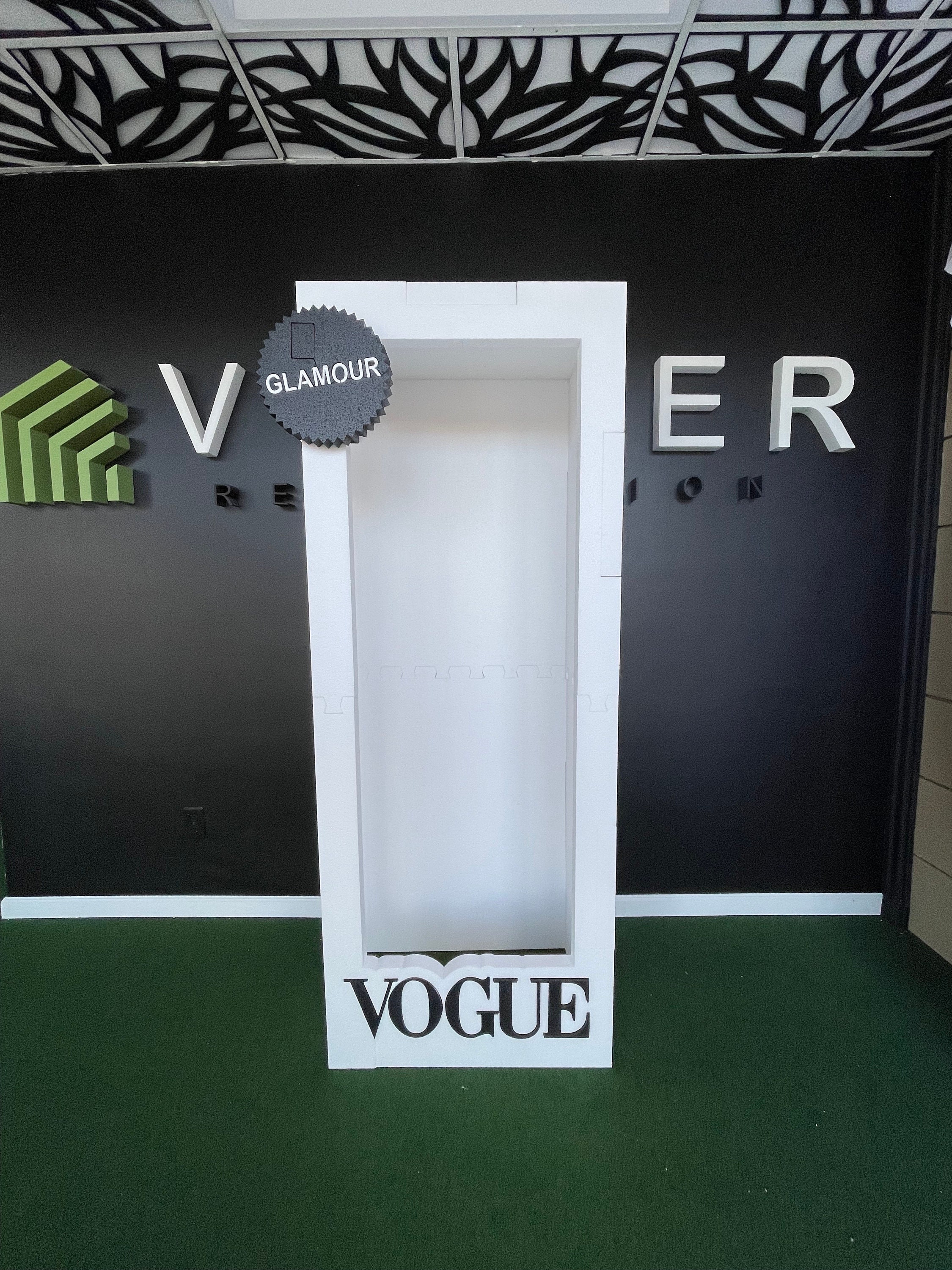 vogue-inspired-photo-booth-magazine-photo-booth-magazine-life-size