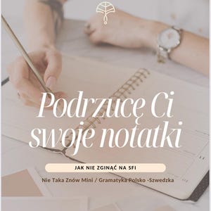 Może przedstawiać: Zbliżenie na notes z napisem "Podrzucę Ci swoje notatki" napisanym czarnym atramentem. Tekst "JAK NIE ZGINĄĆ NA SFI" jest napisany w białym prostokącie na jasnoniebieskim tle. Tekst "Nie Taka Znów Mini / Gramatyka Polsko -Szwedzka" jest napisany pod prostokątem.